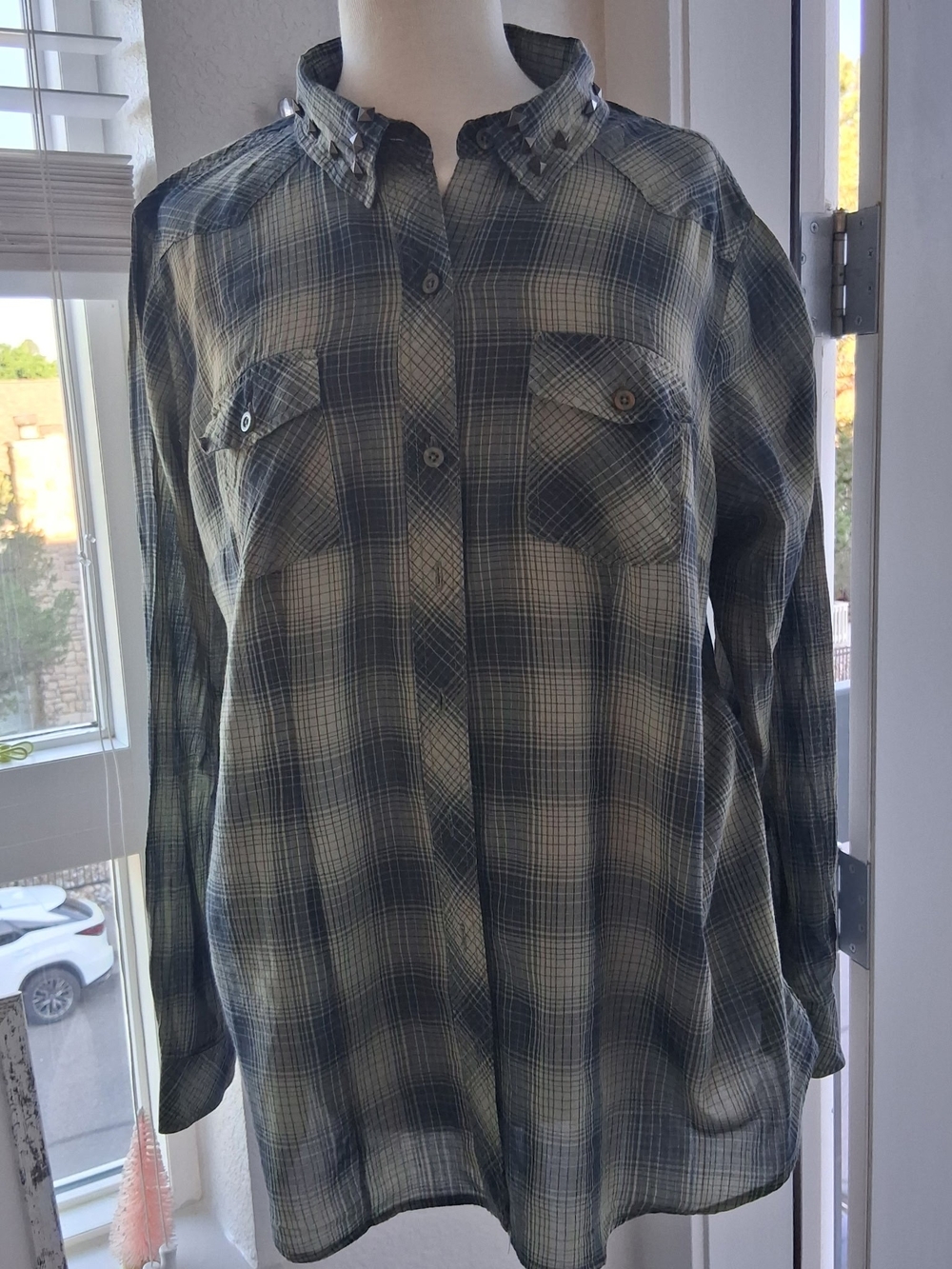 Torrid Size 1 Lightweight Cotton Green and Black Plaid Button-Down Shirt